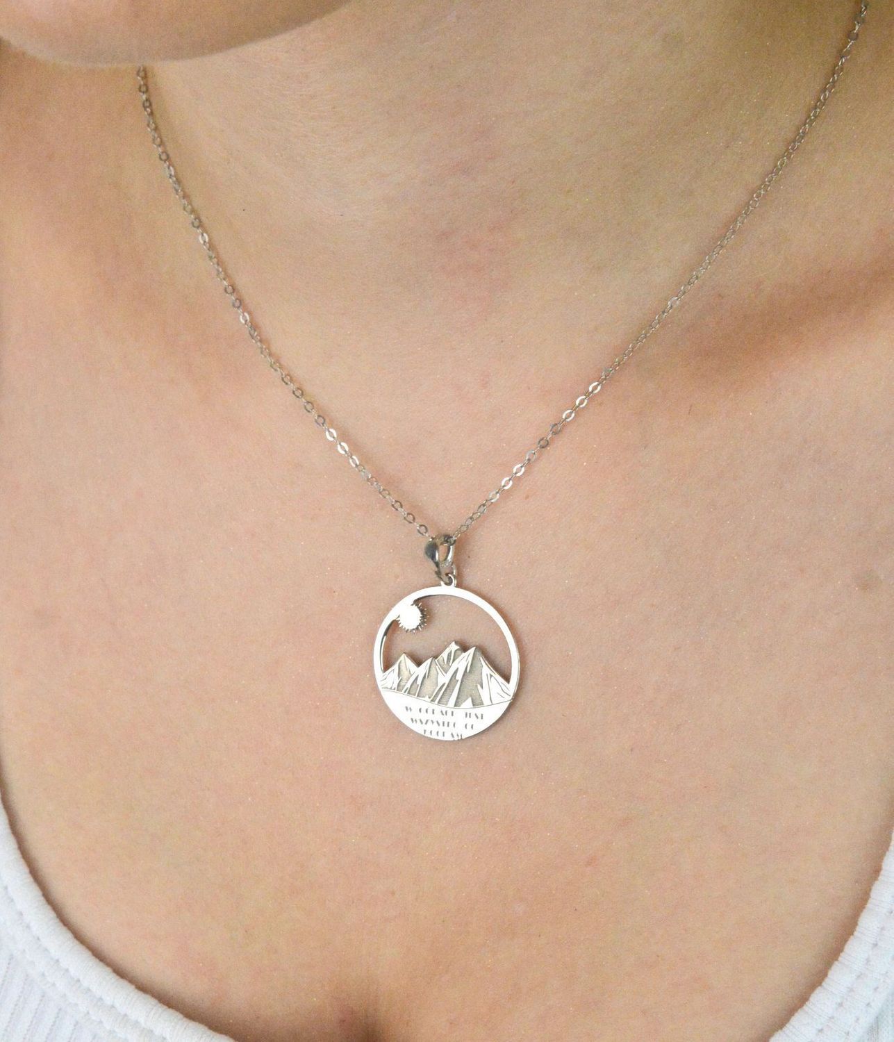 Srebrny naszyjnik z motywem gór (925) – DIA-NSZ-NR R440-925. Personalizacja z grawerem gratis! Idealny prezent dla miłośnika natury. Bez niklu, regulowana długość, eleganckie opakowanie.1.jpg